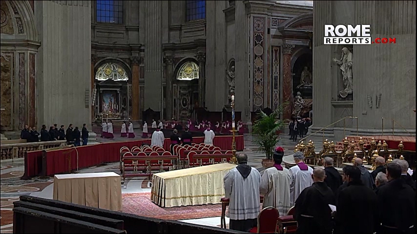 Pope emeritus Benedict XVI',s body moved to St. Peter',s Basilica (480p).mp4_20230102_201048.346.jpg