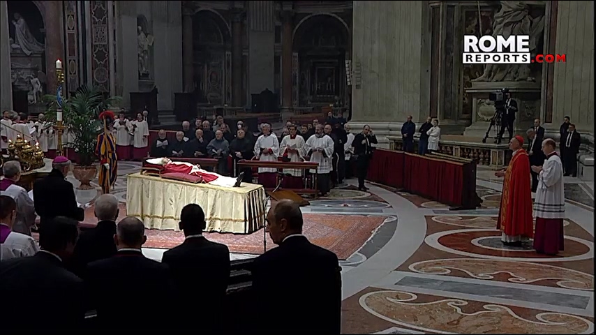 Pope emeritus Benedict XVI',s body moved to St. Peter',s Basilica (480p).mp4_20230102_201146.984.jpg