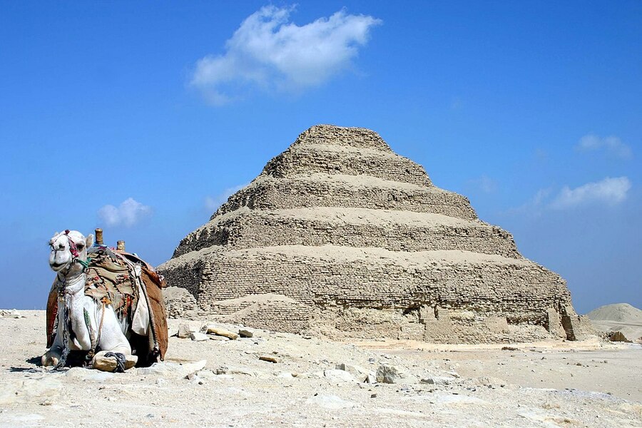 1080px-Saqqara_pyramid_ver_2.jpg